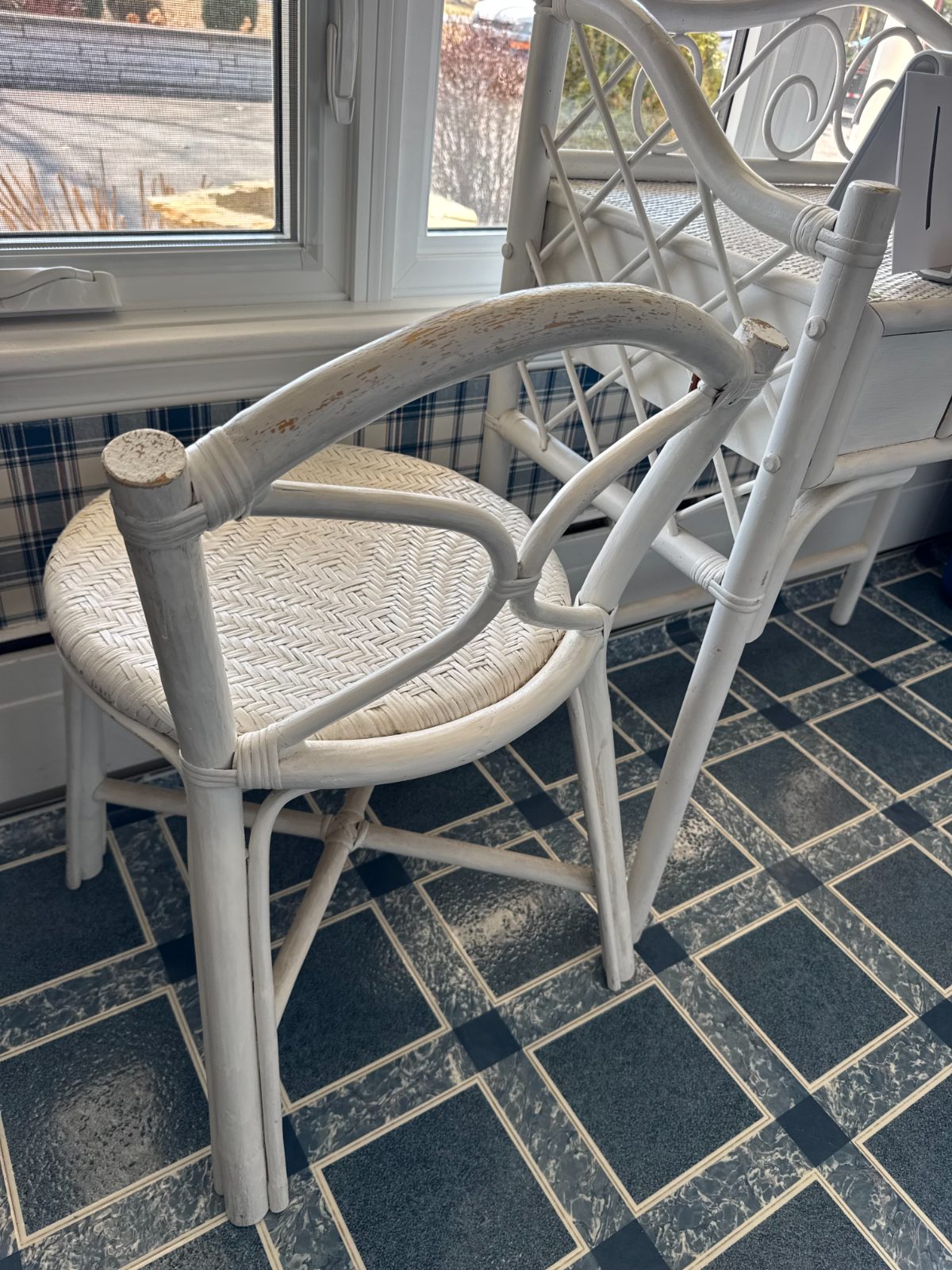 White Wicker Vanity & Stool thumbnail 4