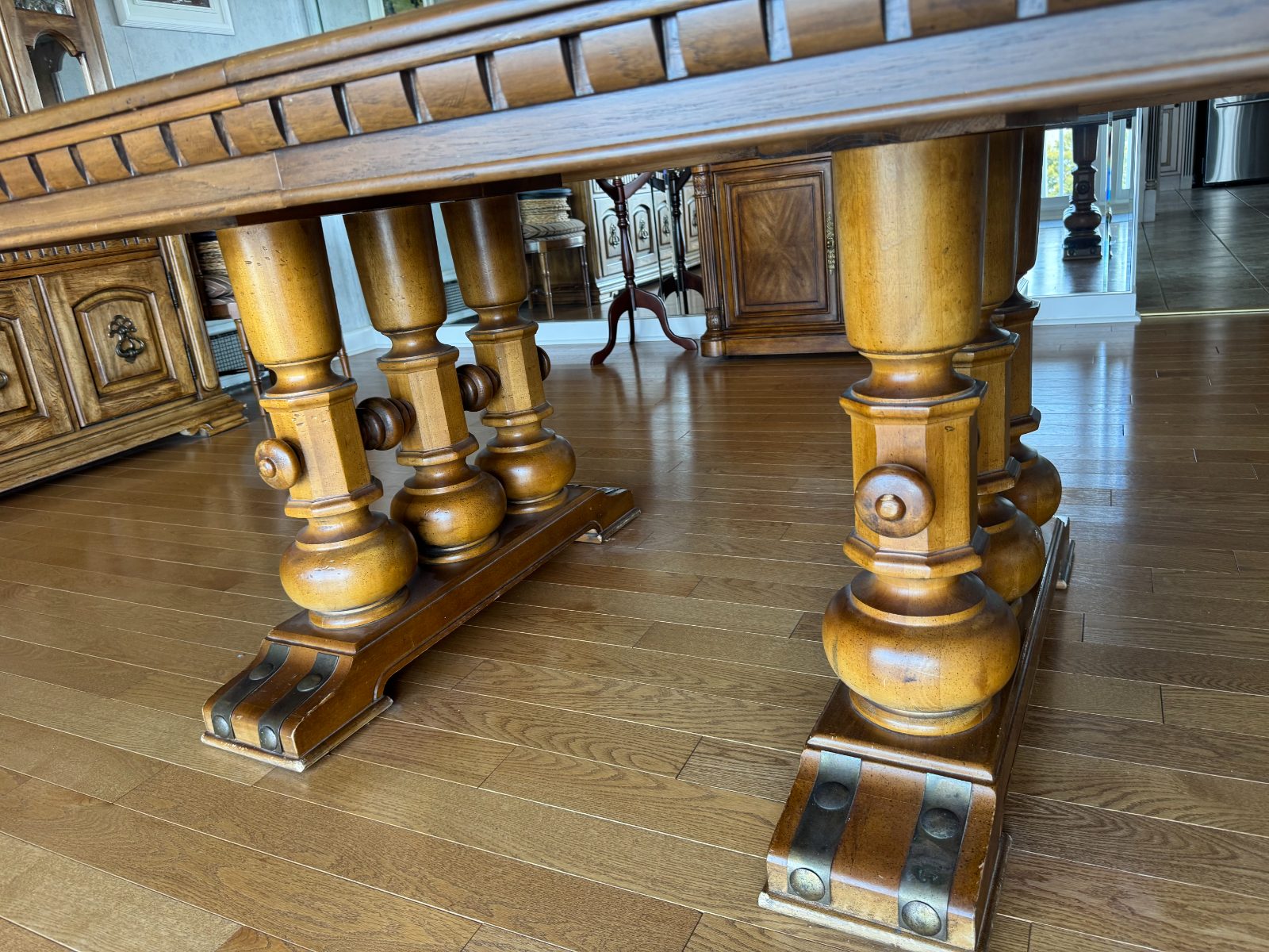 Expandable Dining Room Table thumbnail 2
